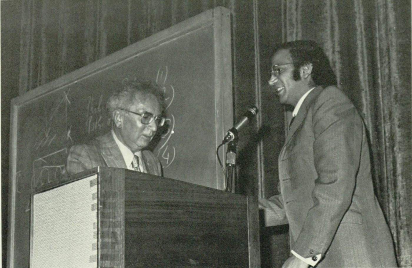 Viktor Frankl hablando en un atril junto al profesor Ehrlich en la Universidad de San Diego, 1972