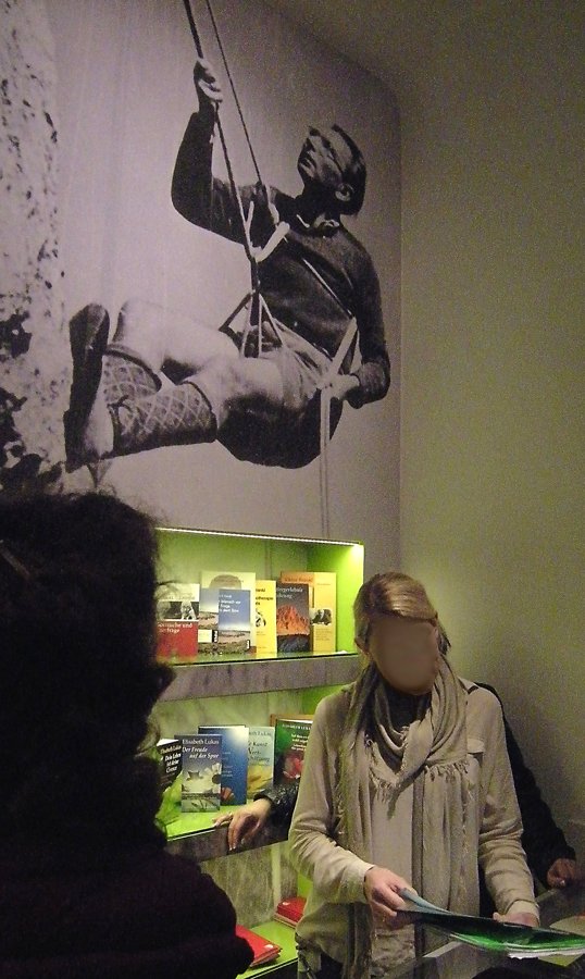 Gran fotografía de Viktor Frankl escalando una pared de roca, exhibida en el museo de Viena