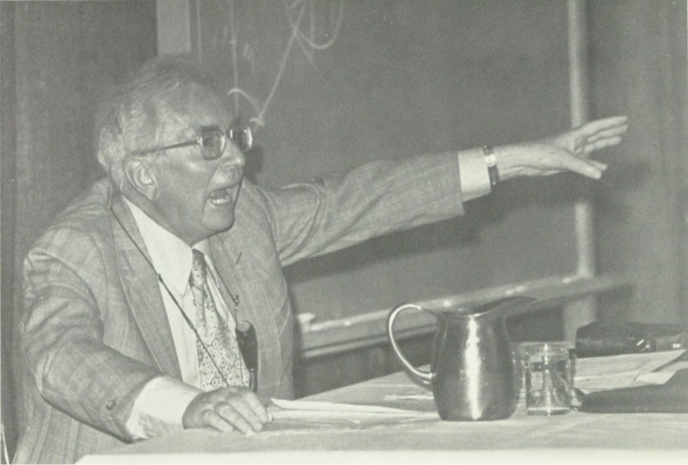 Viktor Frankl gesticulando mientras dicta una conferencia en la Universidad de San Diego en 1972